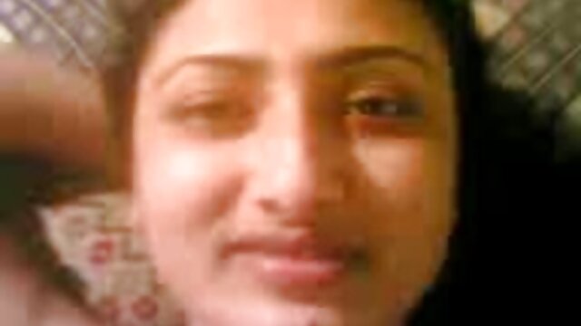 দ্বৈত মেয়ে হিন্দি সেক্সি গান ও এক পুরুষ